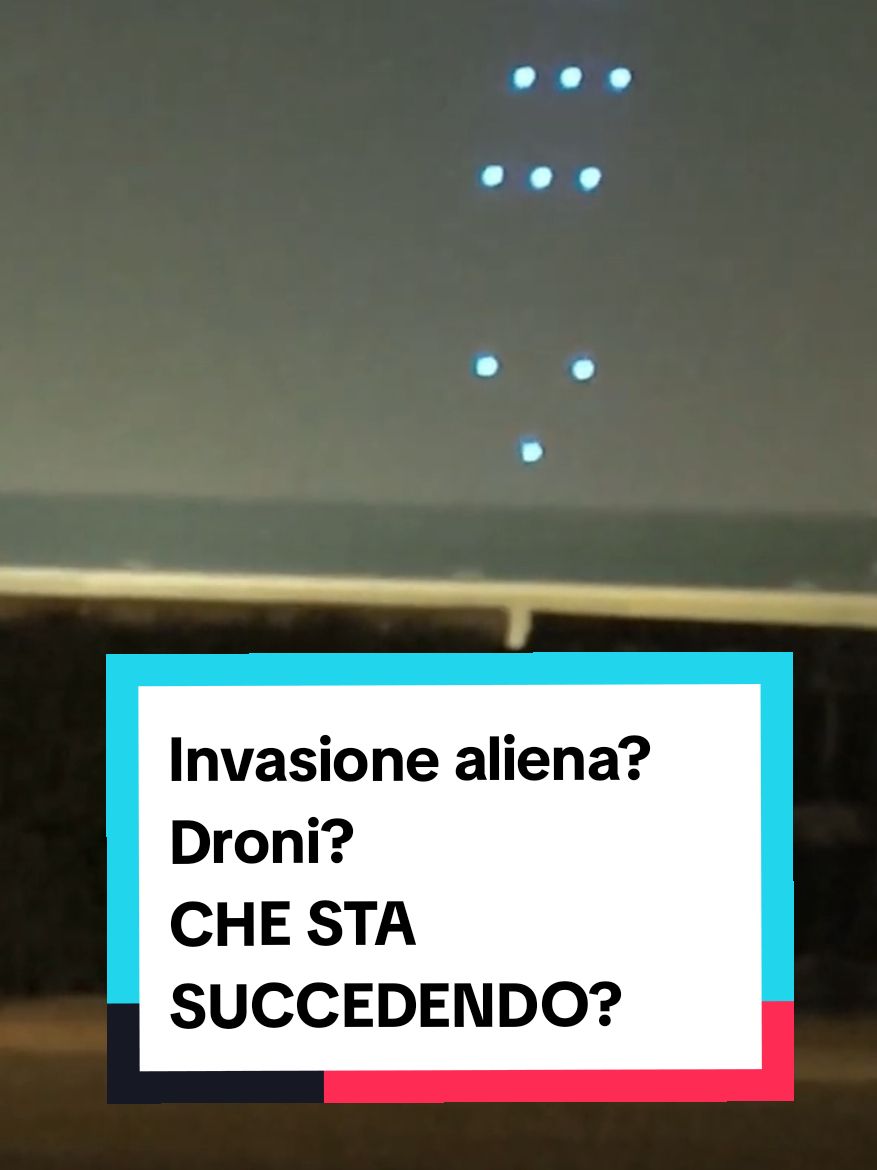Droni UFO nei cieli degli Stati Uniti: di chi sono e perché non vengono abbattuti?🛸🇺🇸  Negli ultimi giorni sono stati segnalati numerosi avvistamenti di droni misteriosi, grandi come SUV, vicino a infrastrutture critiche e basi militari. Fox News e altri media ne stanno parlando, ma il governo americano non ha fornito spiegazioni chiare. Sono davvero droni? UFO? Tecnologia segreta?🤔 Una situazione che sta alimentando paura, speculazioni e congetture. Scopri cosa sta succedendo in questo video!  #UFO #drone #Misteri #foxnews #USA #conspiracy #notizie #news #alieninvasion #projectbluebeam 