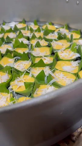 มาช่วยคุณยายนึ่งขนมตาลกันเถอะ😊 แม่ทำไปส่งที่ตลาดพรุ่งนี้เช้าค่ะ ลูกค้าประจำสั่ง 200 กระทง🥰❤️ #ขนมตาล #จันทร์นภาขนมไทย #สอนสูตร #คลาสเรียนออนไลน์