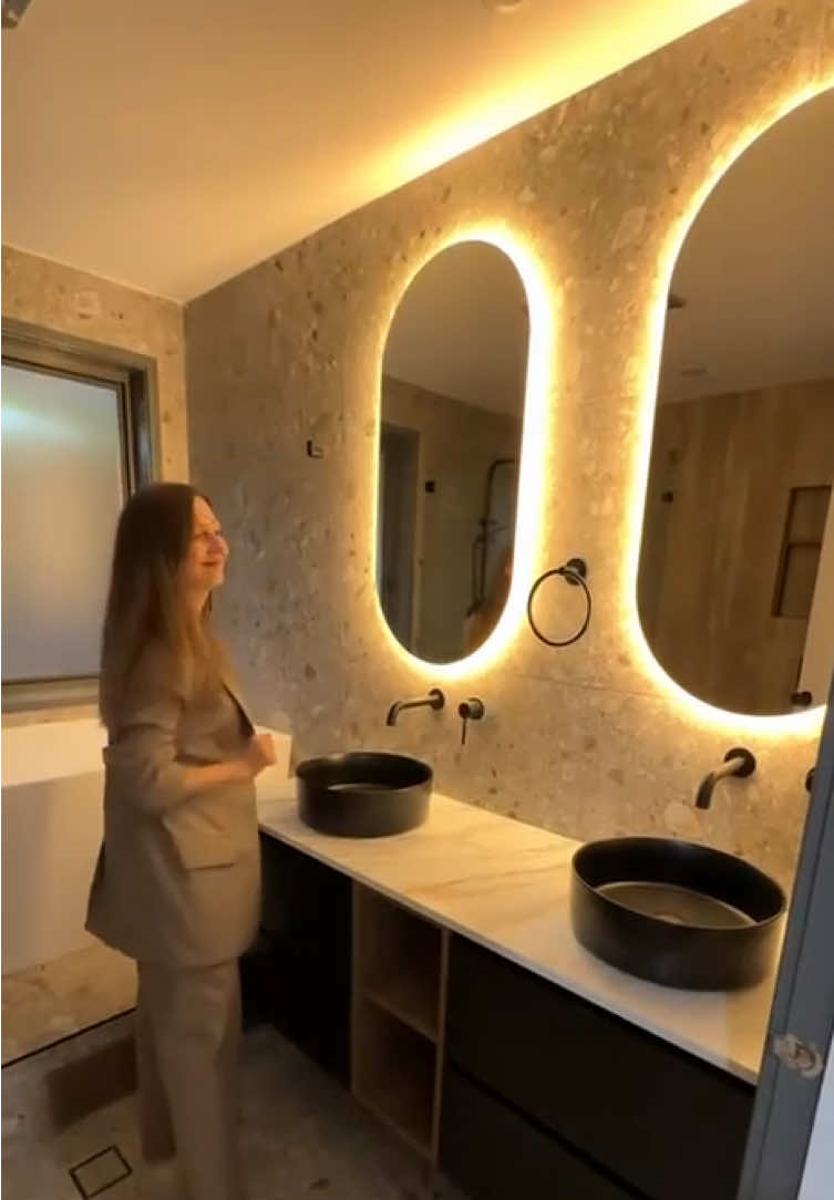 🔗 LINK NA BIO  Um toque de elegância e modernidade! ✨💡 Esse espelho oval com LED transforma qualquer espaço em um cantinho sofisticado. Perfeito pra maquiagem, selfies ou só pra dar aquele up na decor! 🪞🤍 #achadinhosdashopee #decorcomestilo #espelholed #cantinhoperfeito #dicasdedecoração