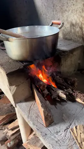 Derretendo banha de porco🔥 #banhadeporco #fogãocaipira #fogaoalenha 