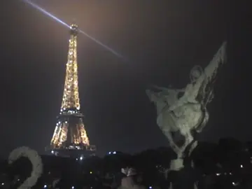 Paris I love you, but you’re bringing me down #digitalcamera #vanjulz #paris  #Love #fyp #viral #foryoupage #eiffeltower #aesthetics #silenthill #targetaudience 