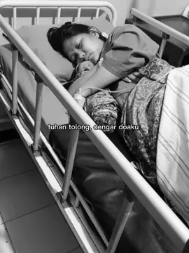 Kedua kalinya aku merasakan hancur dan sakit yg teramat sangat..melahirkan tanpa bs merawatnya. Tp tahun ini aq bersyukur msih bs dikasih kesempatan tidur memeluk raganya semalaman sblm pagi nya dibawa k pemakaman #anaksurgaku #kehilangananak 