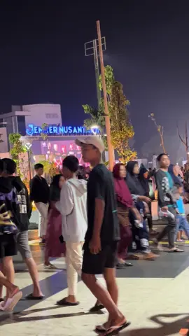 Alun alun baru Jember🫶🏻 terimakasih bapak bupati terkeren🫰🏻#fypシ゚ #CapCut #fyppppppppppppppppppppppp #jember24jam #jember #hendysiswantobupatiku #hendysiswanto #bupatijember 