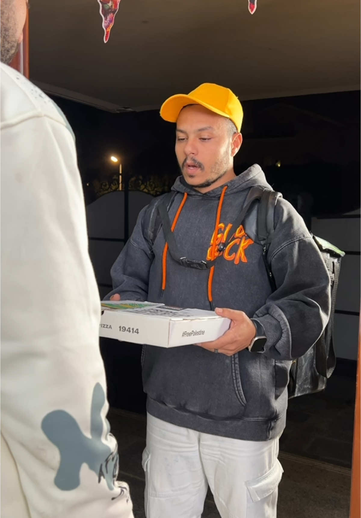 عامل الدليفرى بيشوف زوجته عند راجل غريب😱الجزء الاول