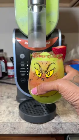 First chrismas drink! We love the grinch as you can see! #fyp #cute #grinch #grinchmas #drink #drinktok #chrismas #holidaytiktok #holiday #punch #don 