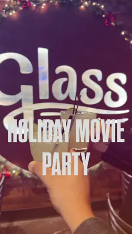 🎄🍿ALAMO DRAFTHOUSE HOLIDAY MOVIE PARTY Tuvimos la oportunidad de visitar ÁLAMO DRAFTHOUSE CINEMA para sus HOLIDAY MOVIE PARTIES que de verdad están a otro nivel.   Este día tenían en cartelera el clásico navideño de ELF, si no la has visto te recomiendo mucho verla te vas a reír mucho! Es una experiencia totalmente diferente e interactiva ya que las personas tiene la oportunidad de interactuar con personaje de la película y hacer trivias y concurso, de verdad esta muy gracioso y lleva la experiencia a otro nivel. diferentes clásicos navideño como; Polar Expess, Christmas Vacation entre otras! a mi la experiencia me encantó, tenían concurso, trivias. Este cine también cuenta con una barra & nosotros nos pedimos unas Margarita Sour que verdad estaba muy rica. Esté mes de diciembre tiene un menu personalizado en la película “WICKED” disponible en todos los ALAMO DRAFTHOUSE de todo el país. Si no tienes nada que hacer este fin de semana!!  te invito a visitarlo, pasar un bien rato y disfrutar de la época navideña! #DallasHolidayEvents #DallasHoliday #DALLASHOLIDAYS #DallasHolidaySeason #ChristmasInDallas #HolidaySeasonInDallas #Christmas #HolidaySeason #HolidayParty #HolidayFunInDallas  #HolidayInDallas  #DallasChristmas #dallasinfluencer #dfwblogger #texasblogger #txblogger #LatinoBlogger  #Dallas #DallasTexas #DFWThingsToDo #DallasTX #DTX #DallasTexasDallas #Texas #TX #ExploreDallas #ExploreTexas #VisitDallas  #ThingsToDoinDallas #dallasevents @Alamo Drafthouse 
