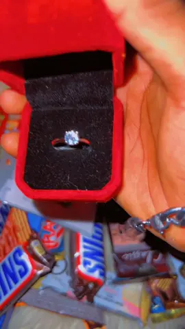 Gift  🎁 qofteyda uwada wax miyaa kamaqan asxabe #stylefashion2 #gift #watchman #viral_video #flower 