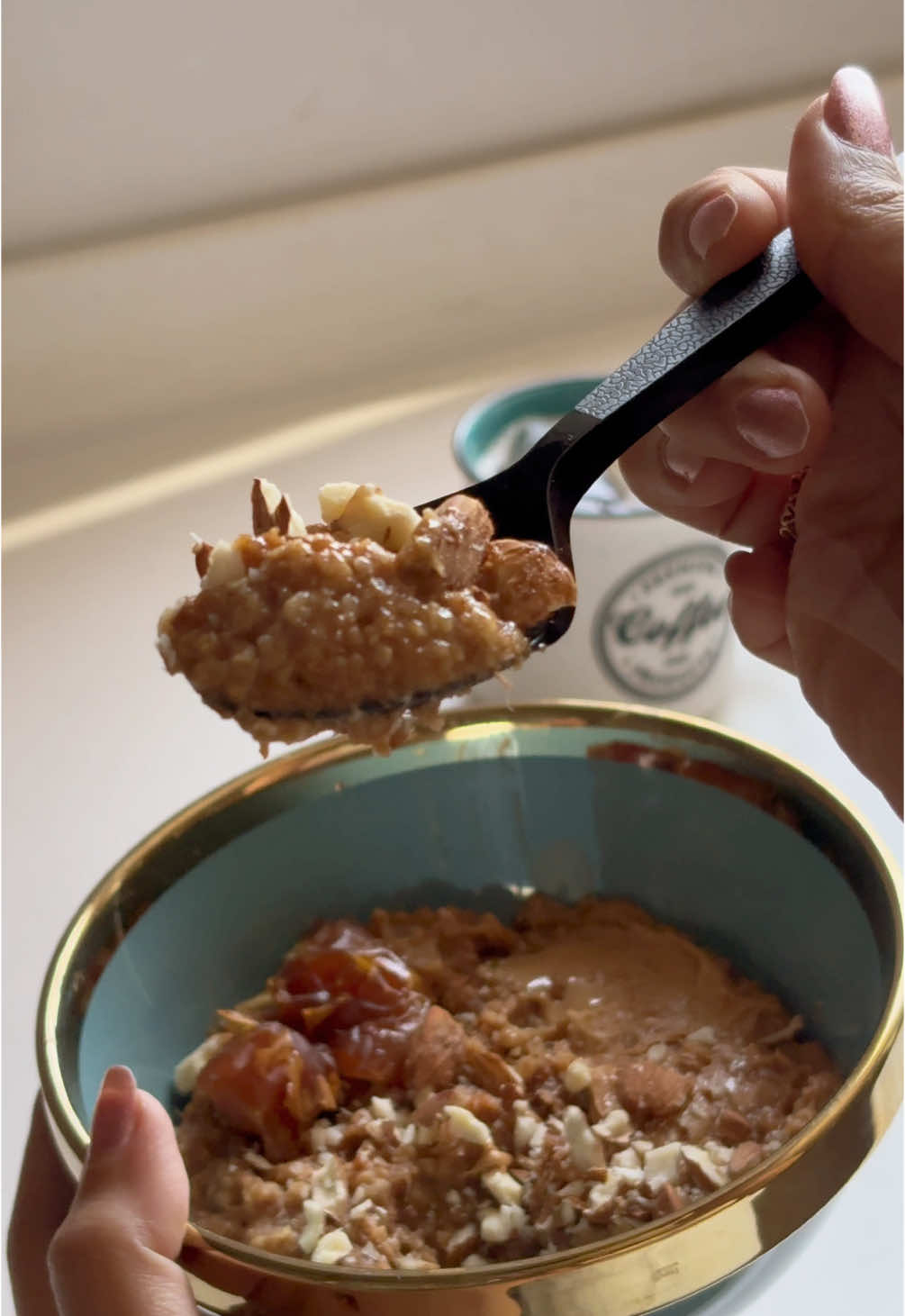فطور مشبّع ولذيذ وشكله بيصير وجبة كل يوم🥣  #شوفان_بالحليب_المحموس #وصفة_شوفان #oatmeal #oatrecipes 