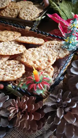 المكونات:  كوب و نصف لوز بقشره  نصف كوب زبدة أو ١٠٠ غرام  ٣/٤ كوب سكر أسمر أو أبيض  ١/٤ كوب عسل  ١ ملعقة صغيرة فانيليا و  ربع ملعقة صغيرة ملح  ٣ ملعقة كبيرة طحين  ما بياخدو كتير وقت بالخبز انتبهولن لما يحترقو  Ingredients:  11/2 cups whole raw almonds  1/2 cup unsalted butter  3/4 cup brown sugar  1/4 cup honey  1 teaspoon vanilla extract  Pinch salt  3 tablespoons all-purpose flour  #lace #cookies Christmas #vibes #cheflioness.lb  #شيف_ليونس #كوكيز #دانتيل #ميلاد_مجيد🌲🎅 