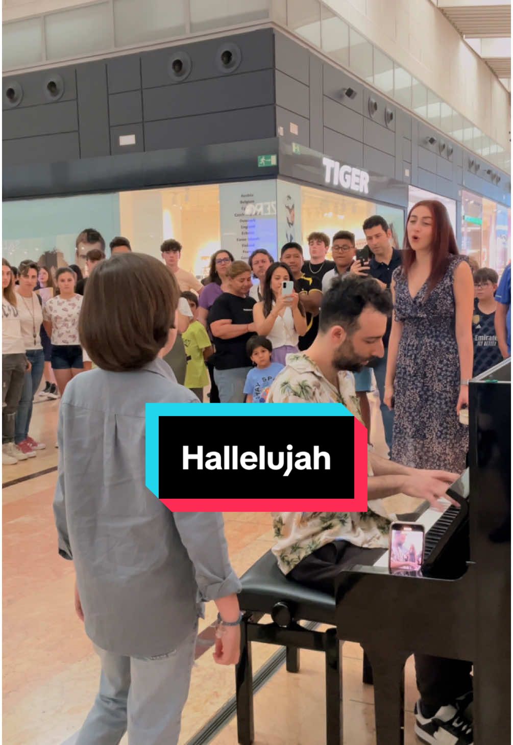 This little boy @Sergio Menchon Oficial sang Hallelujah with me in Spanish. His voice is incredible, especially for 10 years old! It then turned into a beautiful duet when @Sone joined in 😍 Everyone in @Nueva Condomina was so happy to witness such a cute and beautiful moment ❤️