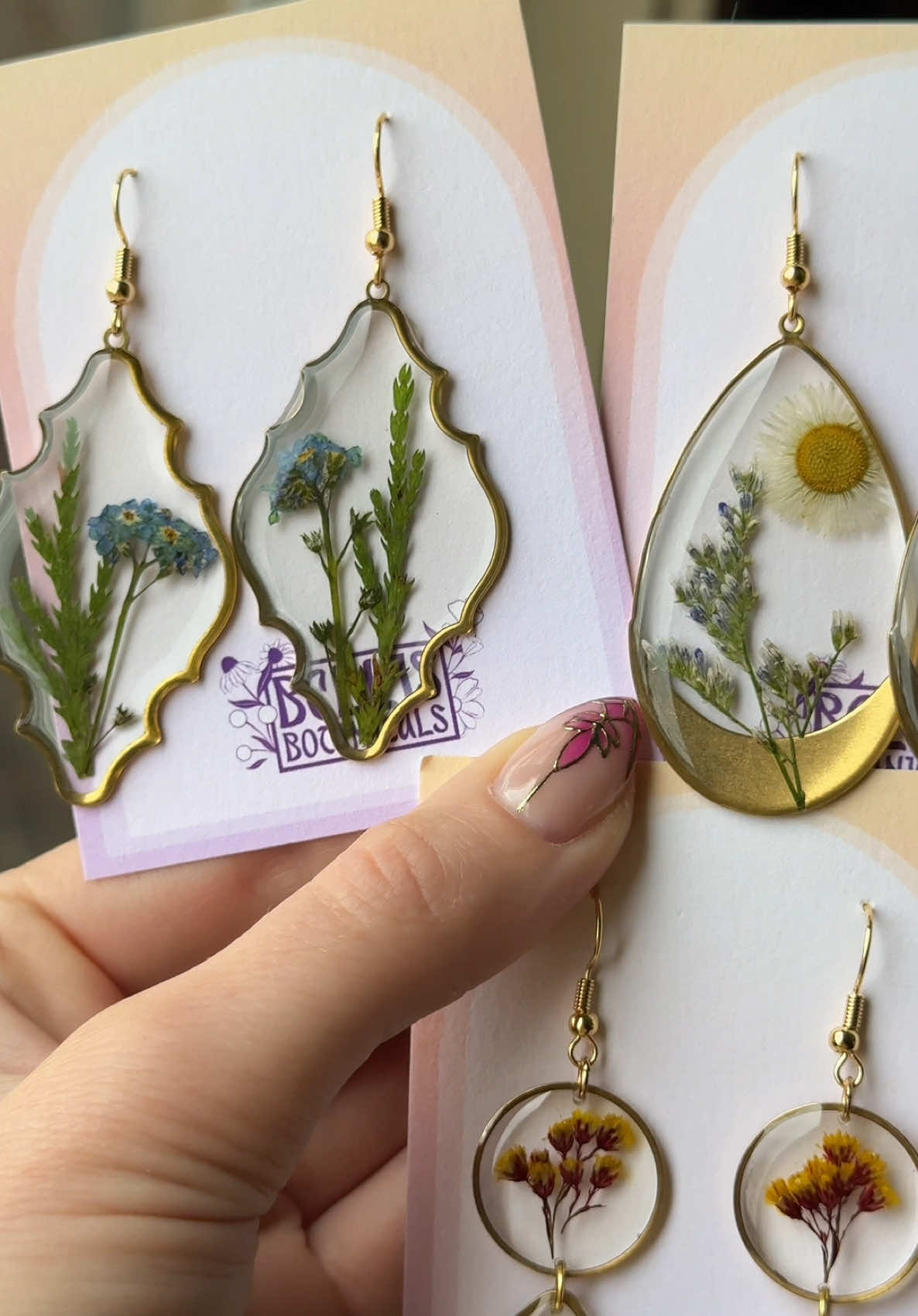 I have been secretly working on these resin pieces for three days.  So… surprise! These resin earrings will also be available today 🌼 Polymer clay “agate” Xmas drop is TODAY, December 14th at 4pm mst. There will be the latest polymer clay “agate” earrings I have made along with these resin earrings!  #handmade #resin #pressedflowers #epoxyresin #earrings #resinartist