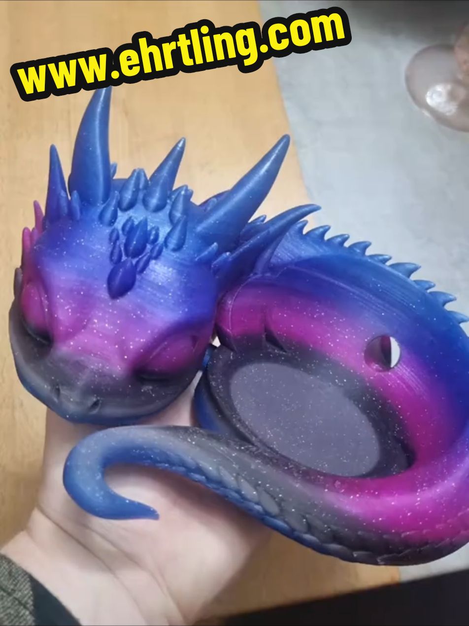 www.ehrtling.com Der Alexa Drache nun in der limitierten SONDEREDITION GALAXY. Mit Glitzer PLA. Einfach zauberhaft - für Alexa Echo Dot. #alexa #echodot #drache #dragon #glitzer #3dprinting 