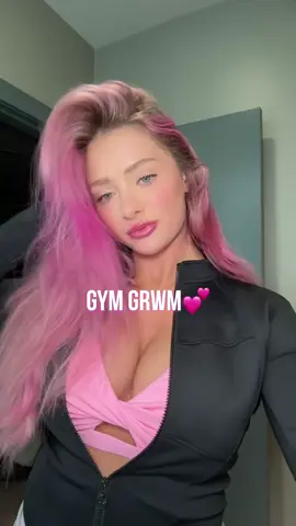 has to be ready in 15 minutes … films tik tok😂 #priorities 🤷🏼‍♀️ #makeup #grwm #gymgrwm #grwmroutine #MakeupRoutine 