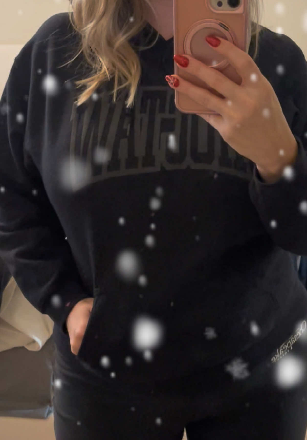 Felt little dark in all black! Had to get some #rednails #fyp @carlalambe1 @Carla7777 for you! 🤣 