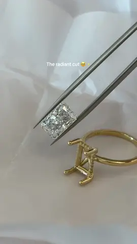 Our breathtaking Vienna Ring in all her glory. The radiant cut is simply incredible ❤️‍🔥 #radiant #labdiamond #craft #jeweller 