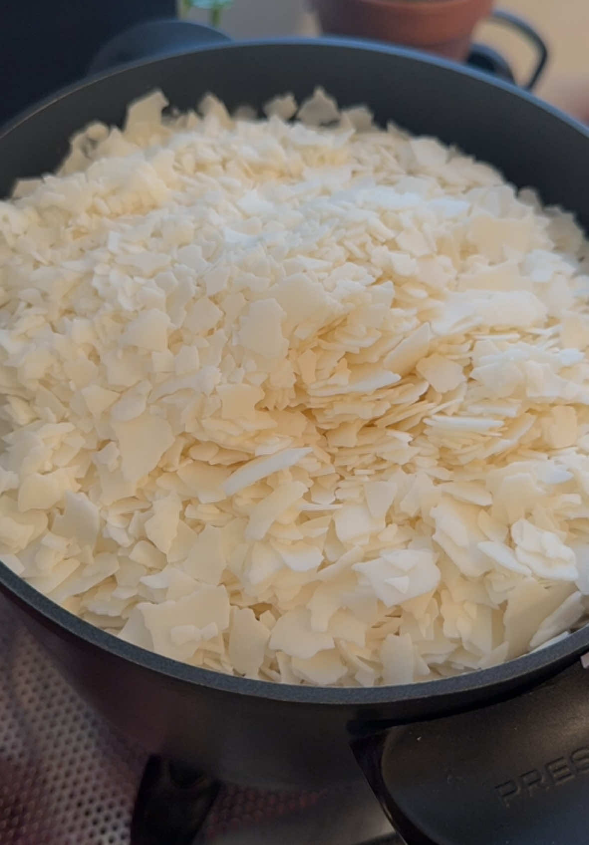 I could watch this all day. 😌 #soywax #candlemaking #meltingwax #meltingpot #relaxingvideos #idaandchris 