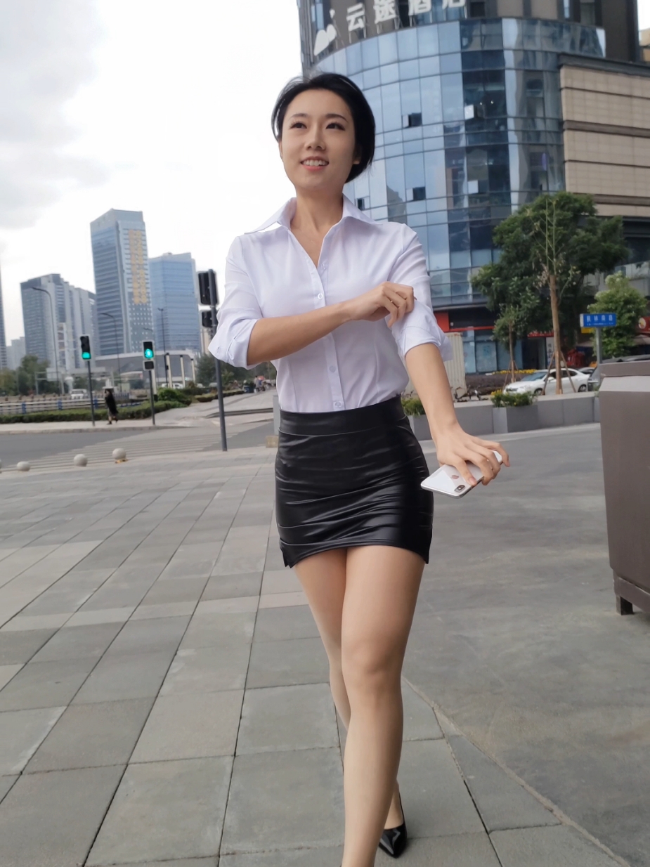 这么冷的天，他她居然说凉快😂😂#街拍 #制服 