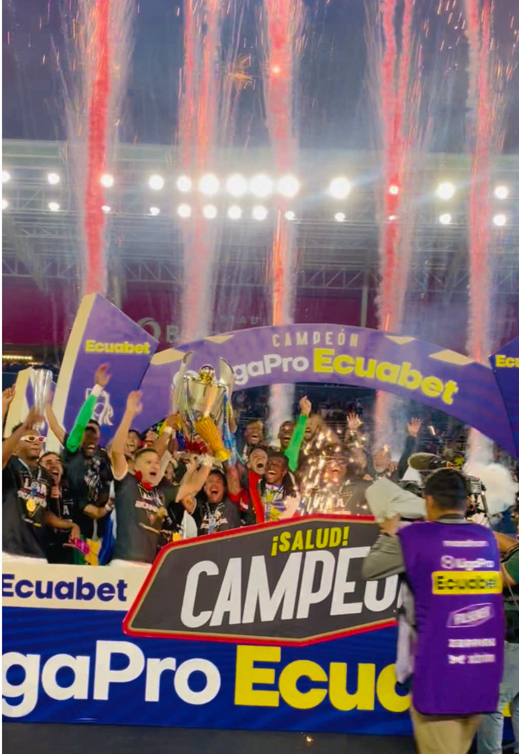 @LDU Oficial Campeón de la @LigaPro 2024 🏆🤩 . . . #Ecuabet #LDU #LigaPro #LigaCampeón #TuPasiónValeOro 