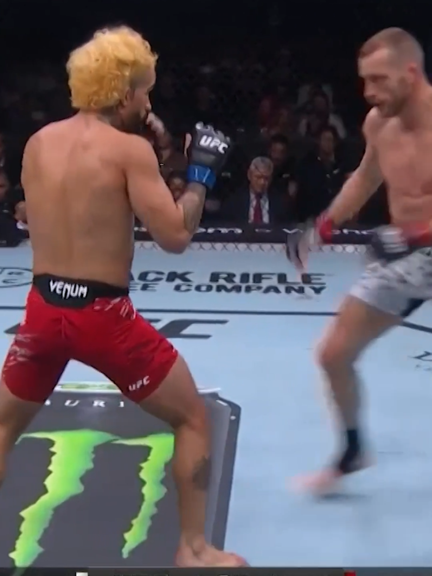 HUGE shot from Ramon Taveras 😳 #UFC #mma #ramontaveras