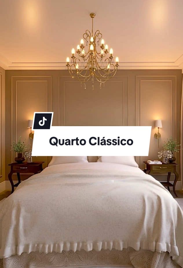 O clássico que encanta…✨🤎 Um quarto de casal que une o charme do estilo clássico à leveza dos tempos modernos, transmitindo delicadeza e requinte. Elementos tradicionais foram revisitados para criar um ambiente elegante, sem sobrecarregar a decoração dos dias atuais. O resultado? Sofisticação e conforto na medida certa. ✨  Inspire-se! . . . #quartodecasal #decoracaoclassica #suite #homedecor #classicdesign #boiserie #coresneutras #tonspasteis #inspiracaodecor #sofisticação #ambientesdecorados #casadecorada #confortoeestilo 