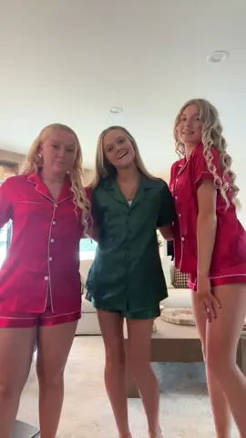 last one on this acc with my gals ❤️💚❤️