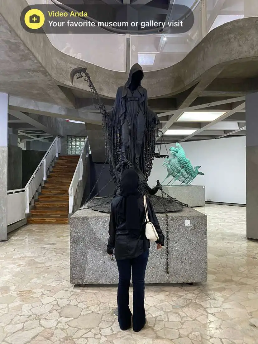 I Nyoman Nuarta menciptakan patung ini dengan tujuan untuk menyampaikan pandangannya tentang keadilan di Indonesia. Melalui patung ini, Nuarta ingin menggambarkan sikap dan pandangannya terhadap ketidakadilan yang ada dalam masyarakat. Patung Dewi Zalim menjadi simbol yang mewakili kekejaman dan ketidakadilan yang terjadi di sekitar kita. Dalam karya seni ini, Nuarta menggunakan figur perempuan tanpa wajah sebagai representasi yang dapat diidentifikasi oleh semua orang. Dengan tidak adanya wajah, patung ini menghilangkan identitas individu tertentu dan lebih menekankan sifat-sifat kejam dan tidak adil. Dengan demikian, patung Dewi Zalim menjadi sebuah karya seni yang memprovokasi pemikiran dan perasaan, serta membangkitkan kesadaran akan isu-isu sosial yang relevan. Patung ini mengajak kita untuk bertindak demi mencapai keadilan yang lebih baik dalam masyarakat. #nuartsculpturepark #bandung #karyaseni #inyomannuarta #museum @Nuart Sculpture Park 