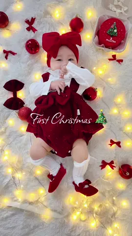 3 months old baby first Christmas #monthlymilestone #chrismasbaby #babytiktok #christmas #tiktokviral 