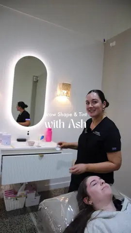 Brow make over with ASH from our Dubbo store  #noosabrowco #browshaping #makeup #beauty 