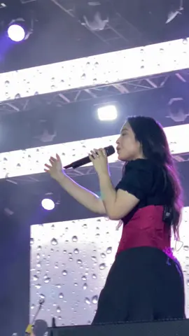 Bernadya - sialnya, hidup harus tetap berjalan 📍live at playlist festival bdg @Bernadya #bernadyaribka #bernadya #sialnyahidupharustetapberjalan #playlistlive 