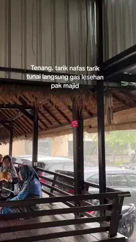 langsung cuss mam gurami sama ayam🤭🤣🤣  #kulinertiktok #kulinerpandaan #kulinerpasuruan #lesehanpakmajid 
