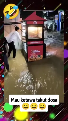 Gerobak fried chicken hanyut karena banjir #videolucu #ngakak #ketawa 