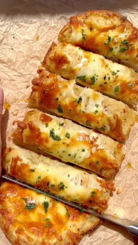 Roasted Shallot & Garlic Bread 🥖 i think you need this garlic bread in your holiday spread 🧄🧀 📍 recipe in my bio or visit butterhand.com #garlic #garlicbread #roastedshallots #roastedgarlic #garlicgirl #bread #cheesybread #asmrfood #holidayspread #christmasdinner