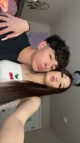 Umm why did he kiss my neck? #fake #rp #notmine #fyp #latina #friends #boybestfriend #arewejustfriends? 