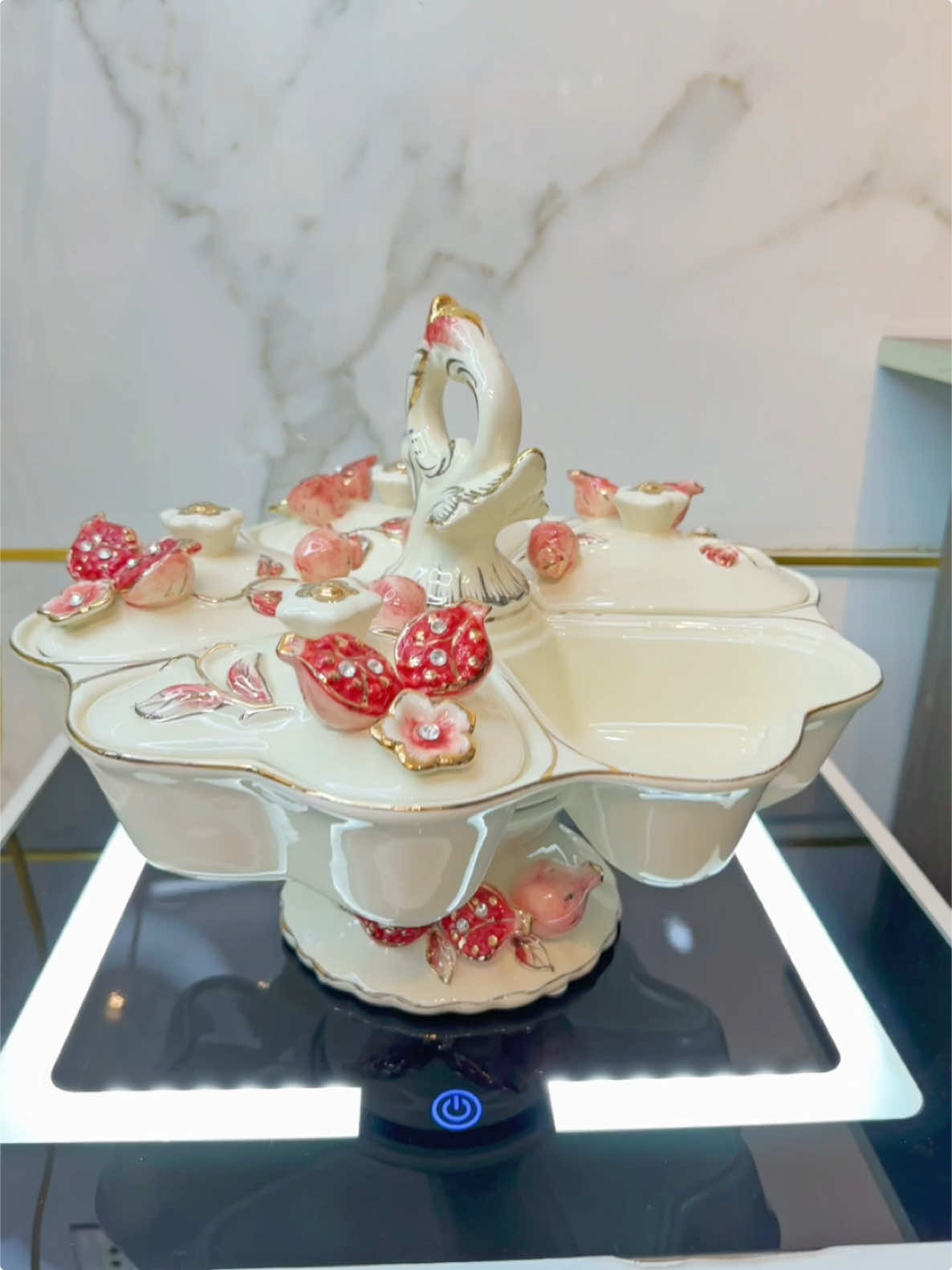 Khay Mứt,Bánh,Kẹo 5 Ngăn,Xoay Tròn,Có Lắp Đậy,Bằng Gốm Sứ Vẽ Vàng,Phong Cách Hoàng Gia,Cao Cấp mô tả sản phẩm; -Chất liệu gốm sứ trắng vẽ vàng  -Hoạ tiết  Trái Lựu 3D đắp nổi hình hoa quả chân thực, sinh động - Kích thước  mẫu hoa=35X35x30cm - Tính năng -xoay tròn -Kiểu cách - 5 ngăng riêng biệt có mắp đậy -Đóng gói cẩn thận ,chắc chắn tới tay khách hàng -Nét vẽ vàng   tinh tế lúc mềm mại tự nhiên, lúc trầm tư lắng đọng, lúc lại bay bổng thanh thoát tôn lên vẻ đẹp kiều diễm     #donghotrangtri#donghodep#decotuong#donghotreophongkhach#donghotreophongngu#donghonhapkhau#donghotranh#hopdunggiay#hopdungkhangiaydeban#hopgiaydeban#hopdunggiayanbanggom#decoban#vattrangtriban#phukien   keruou#kederuou#keruouvang#kederuouvang#decortu#decorban#vattrangtritu#