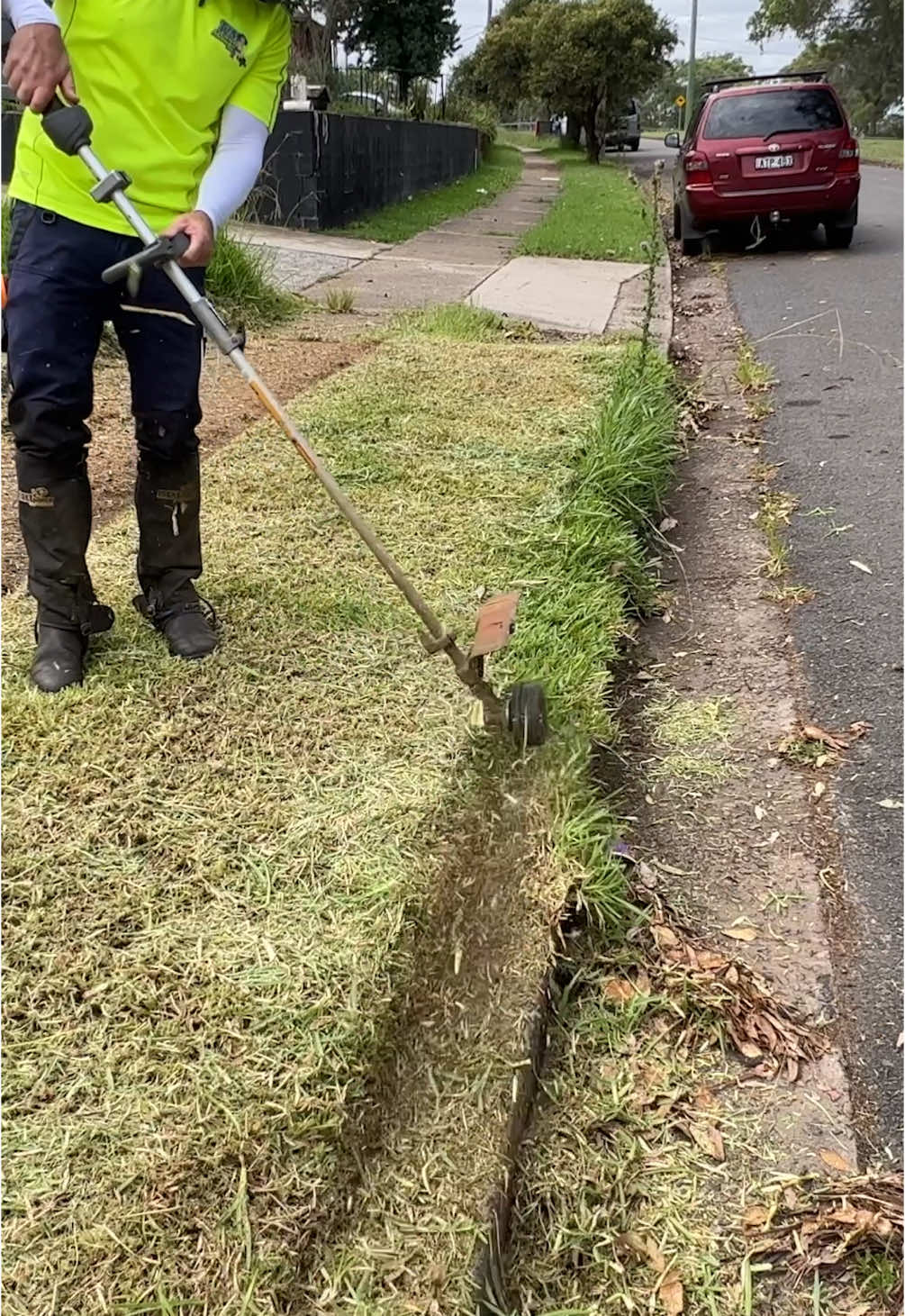 What in the world? #freemowfridays #satisfying #timthelawnmowerman 