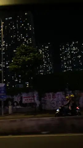 “Anh đâu muốn xa con phố ta đã yêu..”