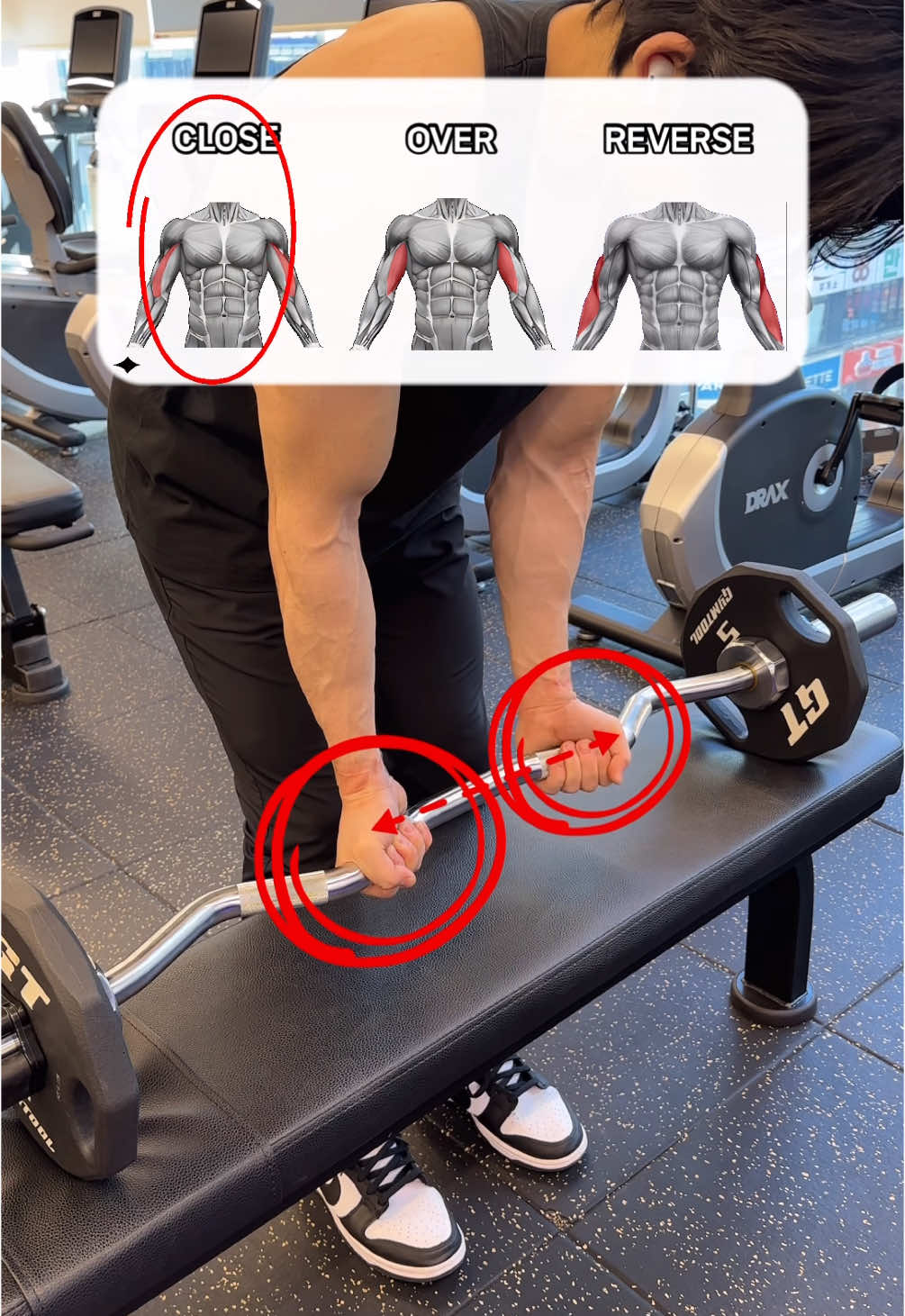 🔽 이두운동 그립의 차이 3가지 🔽 🔸이두(장두) vs 이두(단두) vs 상완근🔸 ⠀ 1. 클로즈 그립(CLOSE)-LONG HEAD • 손바닥이 위로 향하게 하고 어깨너비 보다 좁게 잡아서 운동을 진행하면 이두근(장두)에 자극이 오게 됩니다. ⠀ 2. 오버 그립(OVER)-SHORT HEAD • 손바닥이 위로 향하게 하고 어깨너비 만큼 잡아서 운동들 진행하면 이두근(단두)에 자극이 오게 됩니다. ⠀ 3. 리버스 그립(REVERSE)-BRACHIALIS • 손등이 위로 하늘을 보게 하고 운동을 진행하면 상완근과 전완근에 자극을 줄 수 있습니다. ⠀ #이두운동 #운동영상 #bicpes #arms #armday #armworkout 