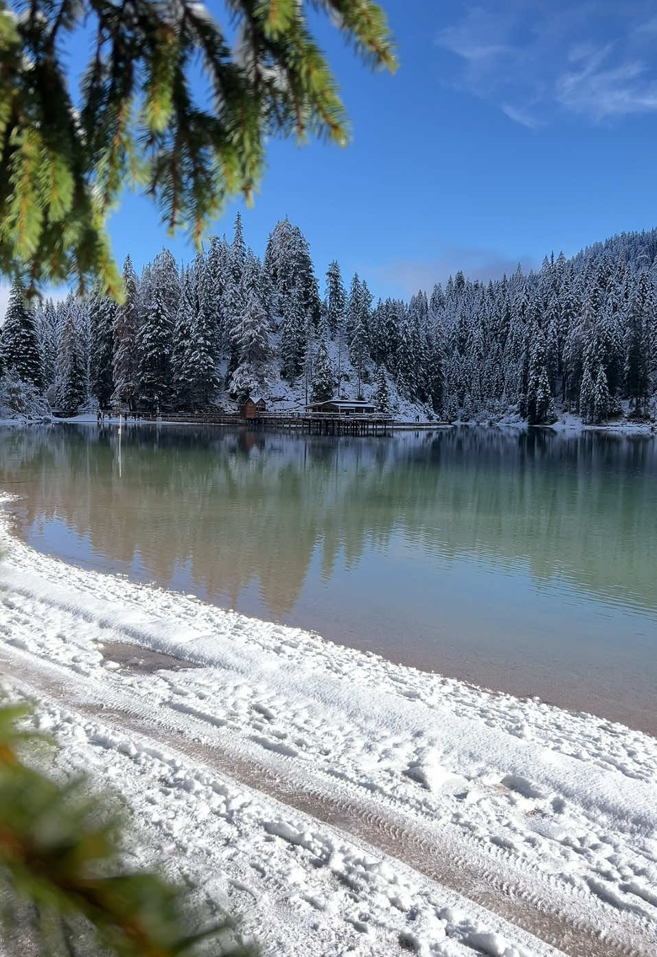 Dolomiten🇮🇹 📍Lago de Braies For free #mountains #viralvideos #foruyou #wintervibes #dolomites #lagodebraies #waterfalls 
