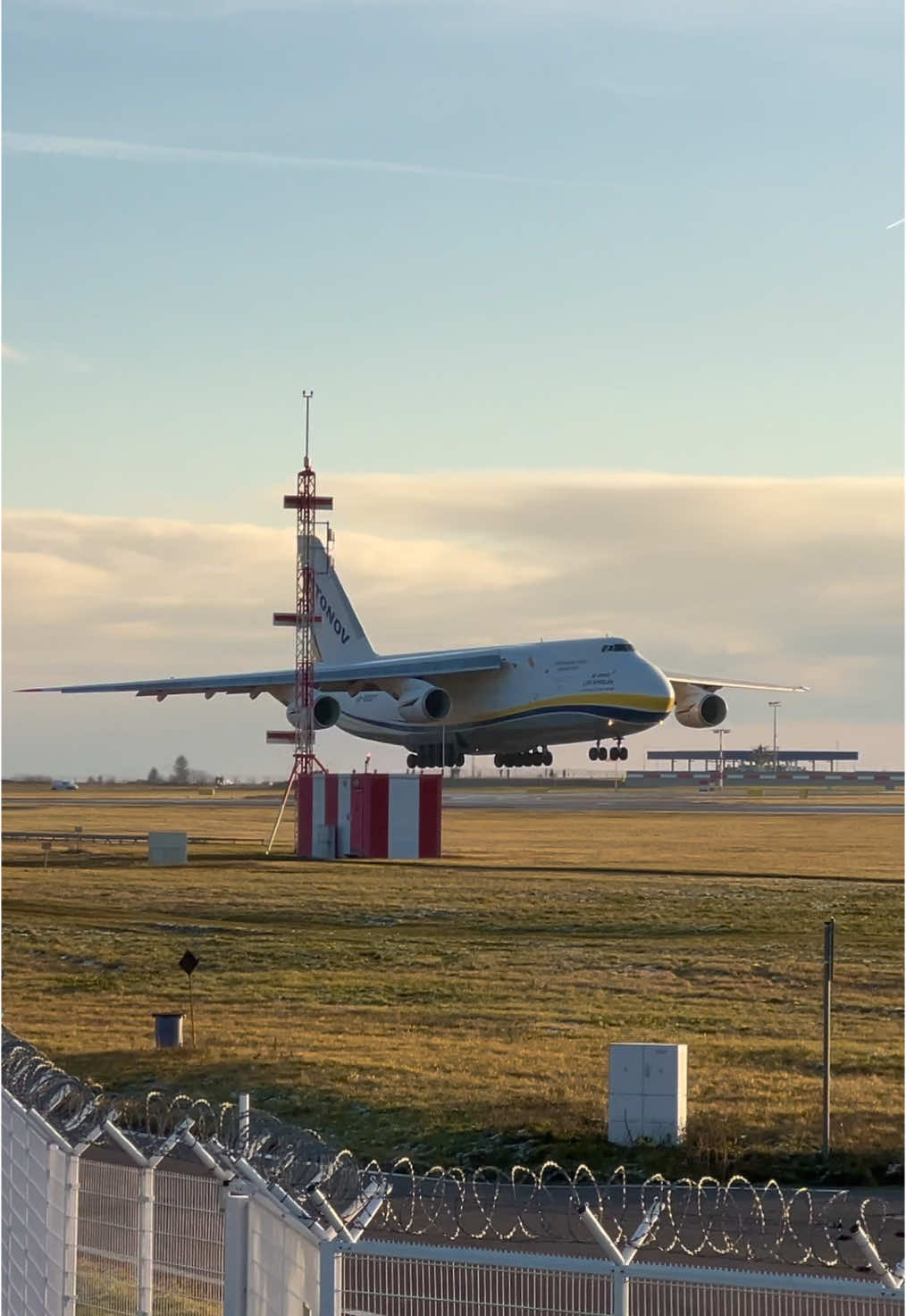 Hi, here is something special, this is Antonov AN-124 UR-82007, i hope you like it, flw and like for more videos✈️#aviation #plane #plen #antonov124 #landing #LKPR #prgairport #fypシ #fyp #fy #foryourpage 