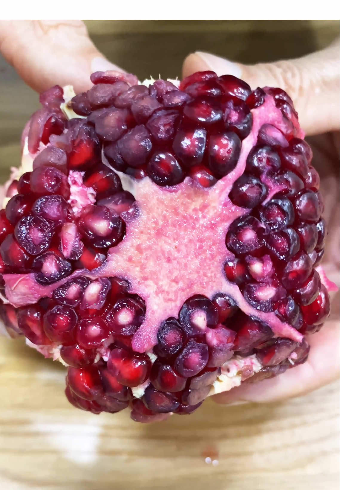Peel Pomegranate in Seconds! 🍎 #LifeHack #FruitPeel #KitchenHacks #100mam