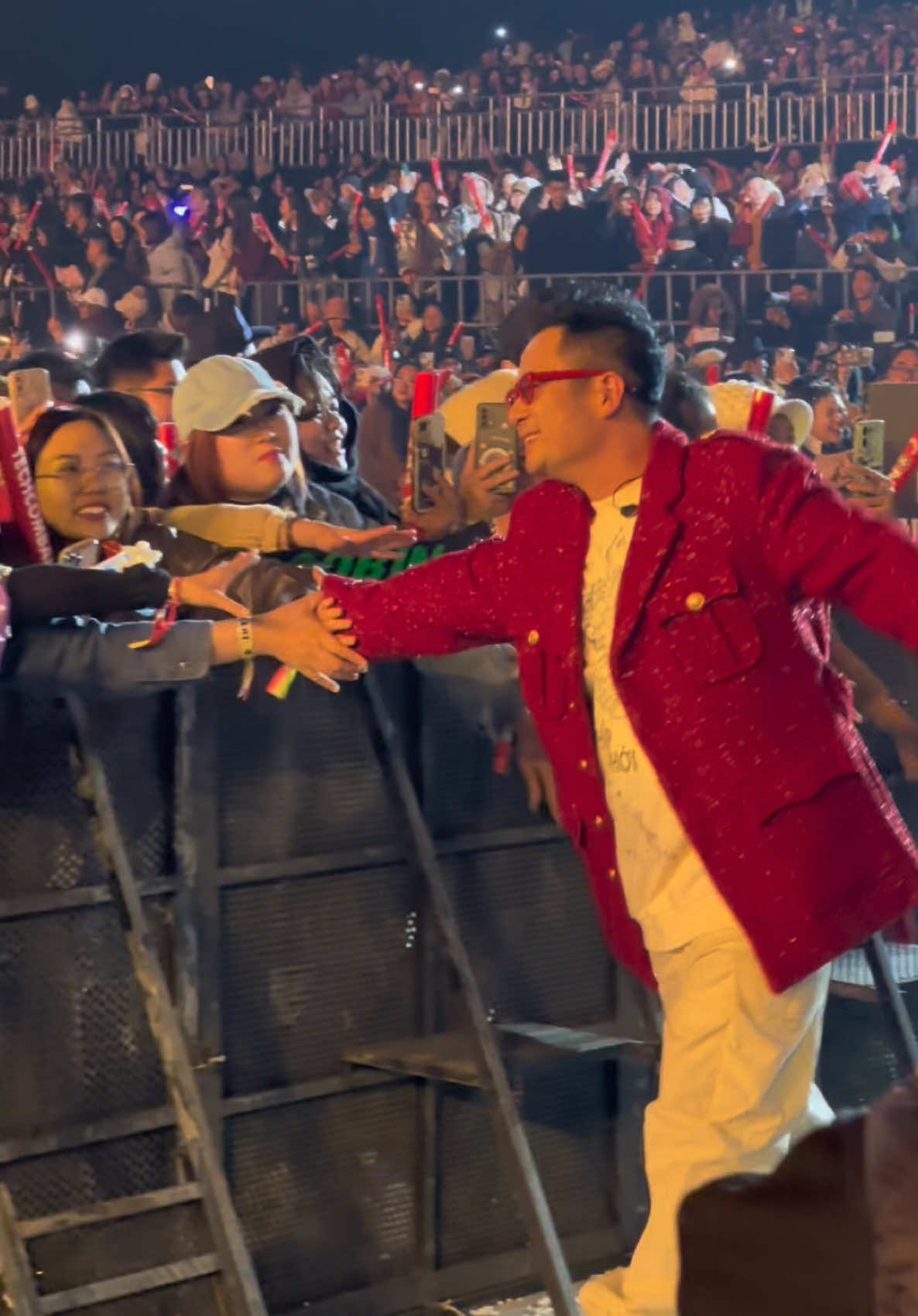 Cảm ơn vì đã đến ❤️. Thời tiết giá lạnh nhưng chúng tôi lại thấy ấm áp vô cùng vì “nhiệt” của các bạn ❤️❤️ #concertatvncg #bangkieu #AnhTraiVuotNganChongGai 