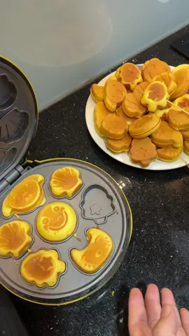 1kg bột, 5 trái trứng , 100g dầu, 500g sữa. Bao nhiêu đó là tui làm ra được nguyên 2 dĩa bánh to ú luôn mấy bà ơi 🙂‍↔️🙂‍↔️ #lammetap4 #lambanh #banhnuong #maynuongbanh 