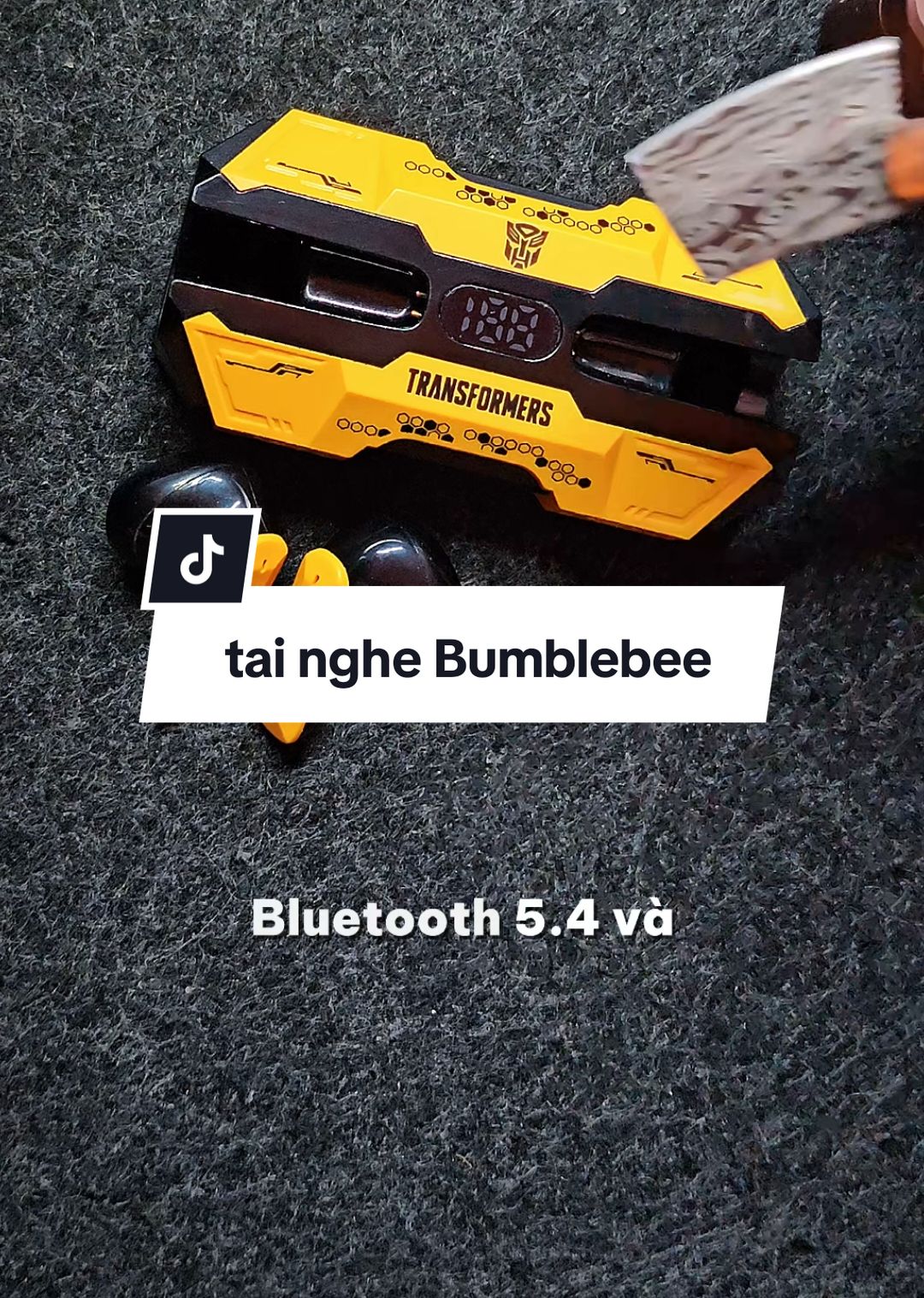 Bumblebee ngầu nhỉ nên cả tai nghe bluetooth Bumblebee cũng ngầu, có điều là pin hơi hẹo phết đấy chứ #buonmedo #review #tainghebluetooth #bumblebee 