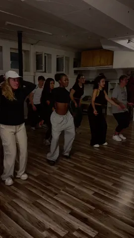 Royal dance 🇨🇭🫵🏼 #👑 #dancer #ecolededanse #lausanne🇨🇭 #sion #royaldancestudio 