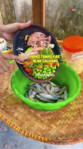 Pepes ikan saluang tempoyak 🐟🤤🍃🪵🔥 #fyp #idemasak #dayakkalimantan #pky #kakteng #tungku 