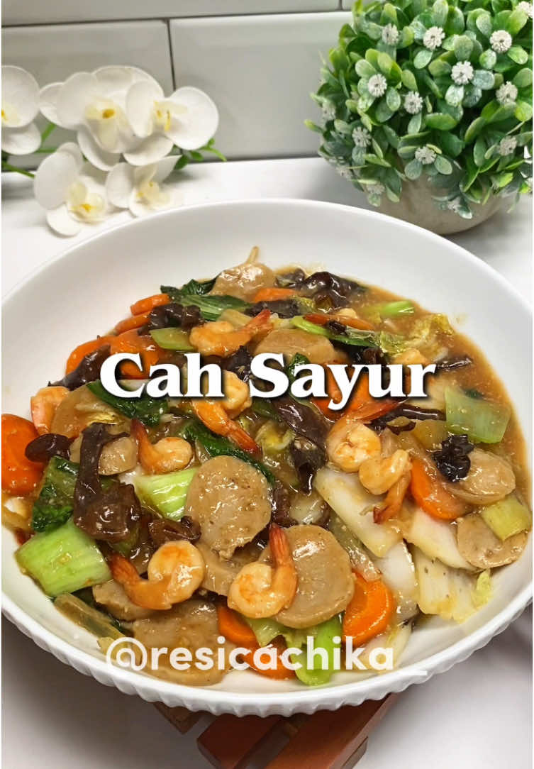 Aku suka banget kalo masaknya cuma sekali tapi udah lengkap ada protein dan sayurannya .. Bikinnya simple banget ya ampun tp rasanya enaaaak Cah Sayur Bahan : 1/2 siung bawang bombay 1 sdm saus tiram 1 sdm kecap asin 1 sct Desaku bawang putih bubuk 1/4 sdt lada bubuk 1 sdt gula pasir 1/2 sdt garam 100ml air 3 adm larutan meizena Bakso Wortel Udang Sawi putih Pokcoy Jamur kuping Selamat mencoba ya .. #cahsayur #Capcay 