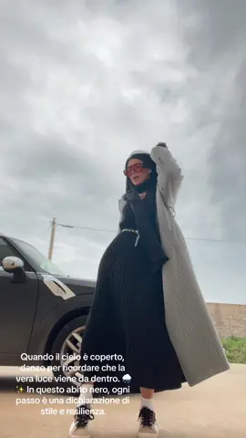 Quando il cielo è coperto, danzo per ricordare che la vera luce viene da dentro. 🌧️✨ In questo abito nero, ogni passo è una dichiarazione di stile e resilienza. #fyppp 