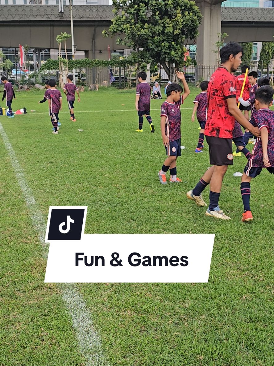 🎥 Mau jago main bola? Yuk, belajar skill privat yang bikin kamu makin keren di lapangan! ⚽🔥  Dilatih langsung oleh coach berlisensi dan berpengalaman. Biaya hanya 300 ribu per jam!  Cek bio untuk join sekarang! 💪  #PrivateFootballSkill #BelajarMainBola #FootballTraining #SkillBolaAnak #JagoMainBola #Sepakbola #Football #Soccer #LatihanSepakbola #FootballSkills