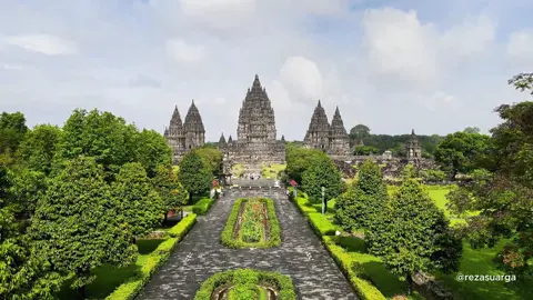 Keindahan megah warisan nusantara, candi prambanan berdiri kokoh sebagai simbol kejayaan hindu abad ke-9. pesona sejarah yang tak lekang oleh waktu. #candiprambanan #warisanbudaya #hinduheritage #sejarahindonesia #pesonaindonesia #wisatasejarah #jogjakarta #explorejogja #indonesianheritage #rezasuarga 
