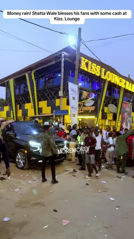 Money rain! Shatta Wale blesses his fans with some cash at Kiss Lounge #moremoneystudios #fyp 